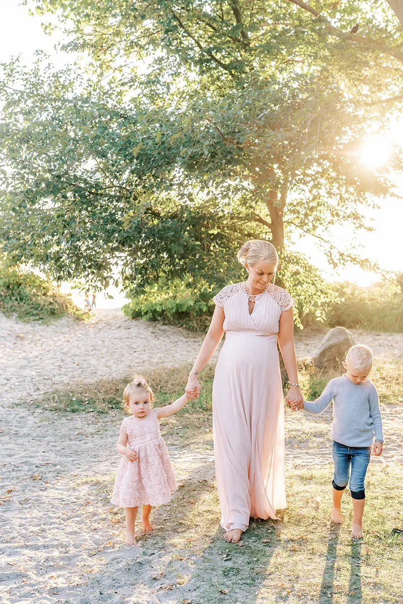 Portärttfotografering med familj och barn på stranden i Bjärred utanför Malmö och Lund i Skåne
